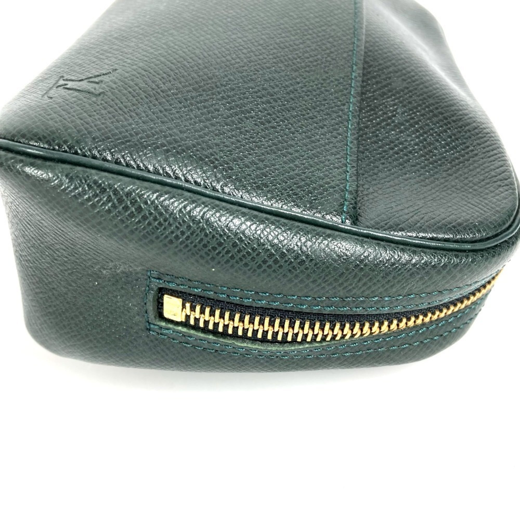 Louis Vuitton Taiga Episea Green Taiga Leather Clutch Bag (Pre-Owned)