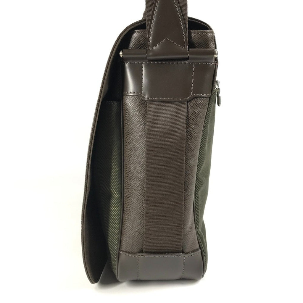 Louis Vuitton Brown Grizzly Taiga Leather Messenger Bag Shoulder Bag (Pre-Owned)