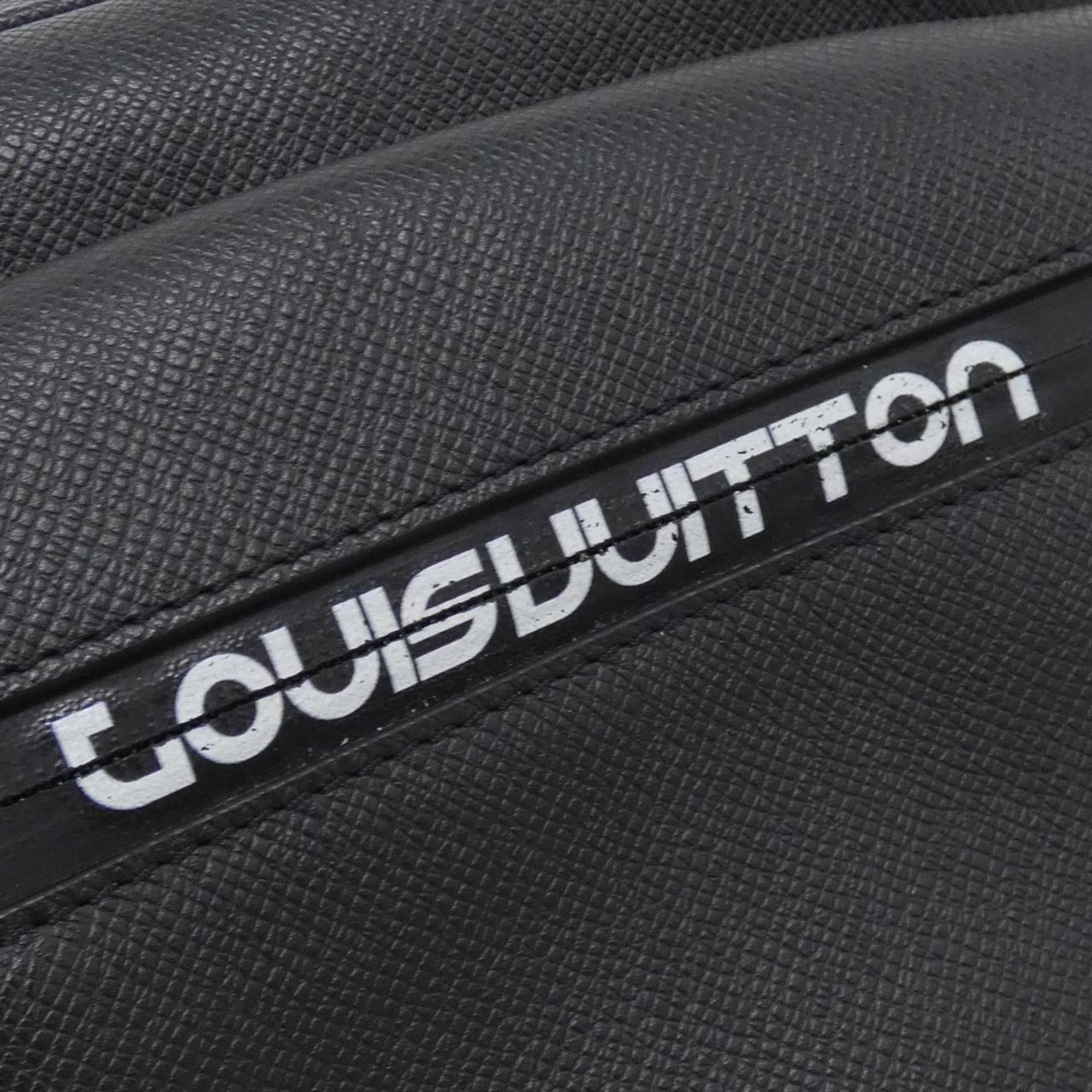 Louis Vuitton Black Leather Shoulder Bag (Pre-Owned)