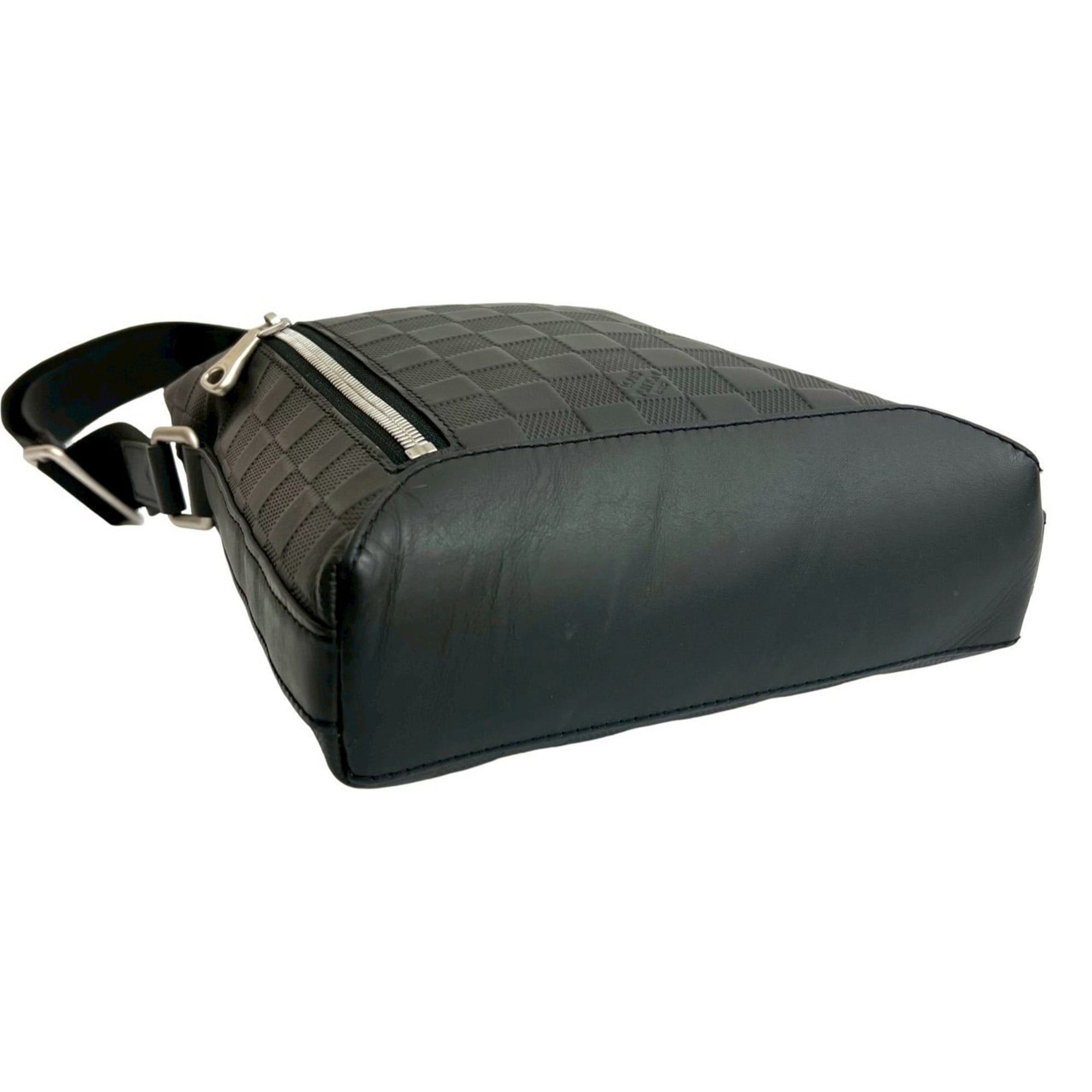 Louis Vuitton Black Leather Shoulder Bag (Pre-Owned)