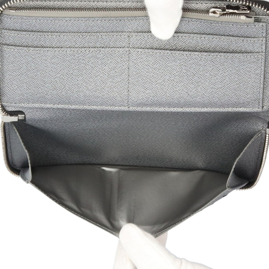 Louis Vuitton Silver Taiga Leather Leather Long Wallet (Bi-Fold) (Pre-Owned)