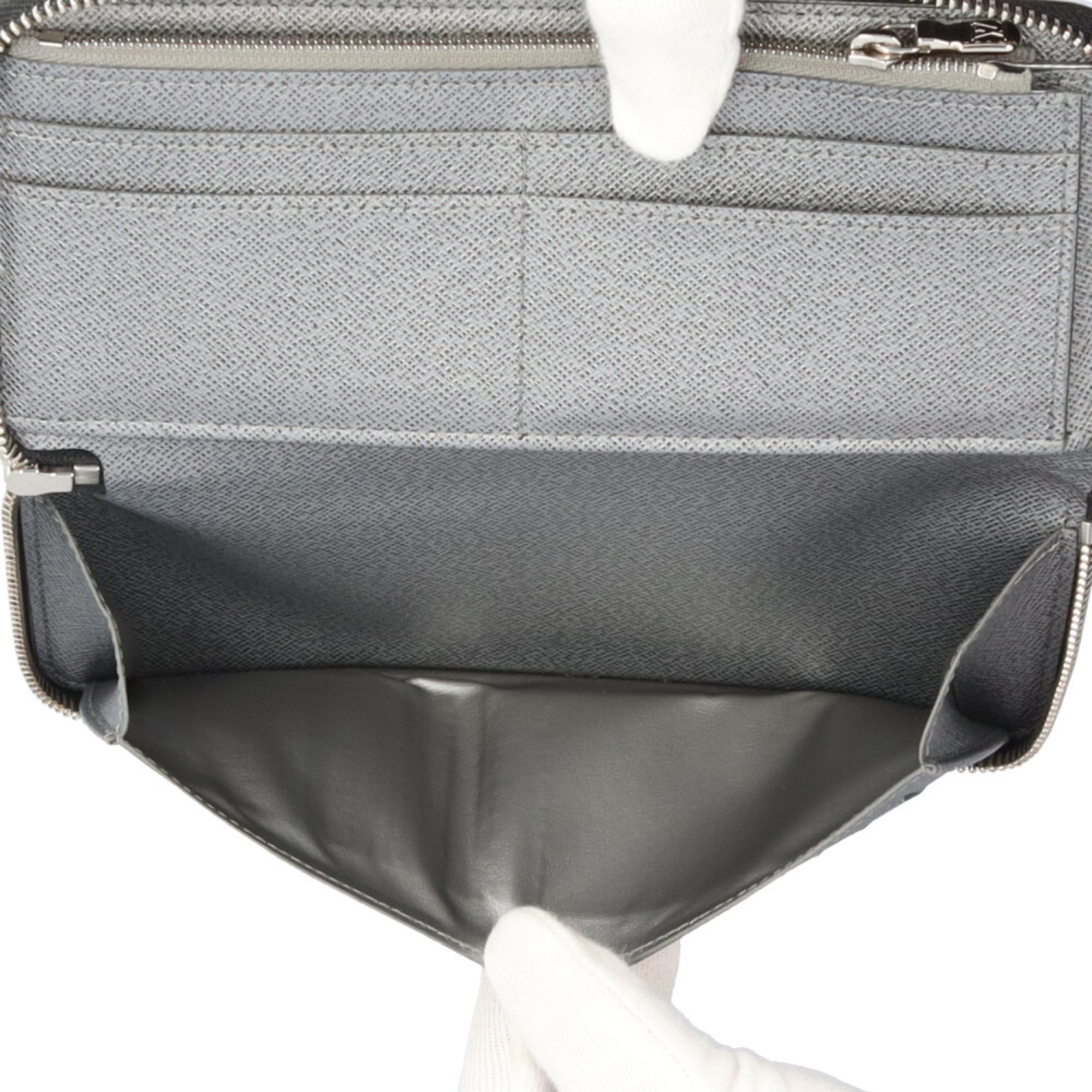 Louis Vuitton Silver Taiga Leather Leather Long Wallet (Bi-Fold) (Pre-Owned)
