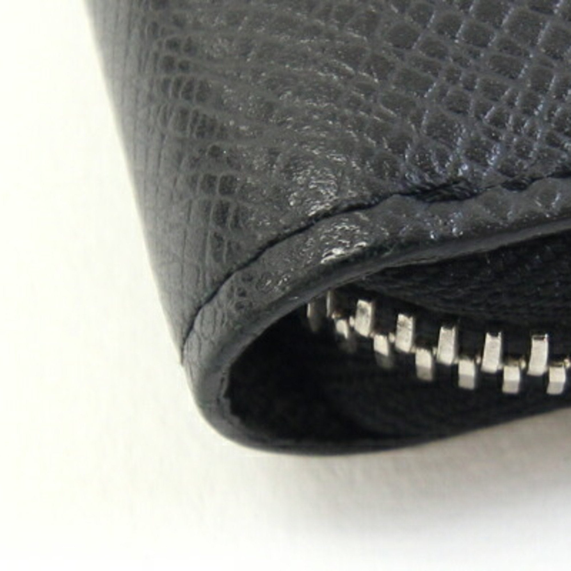 Louis Vuitton Black Noir Taiga Leather Leather Long Wallet (Bi-Fold) (Pre-Owned)