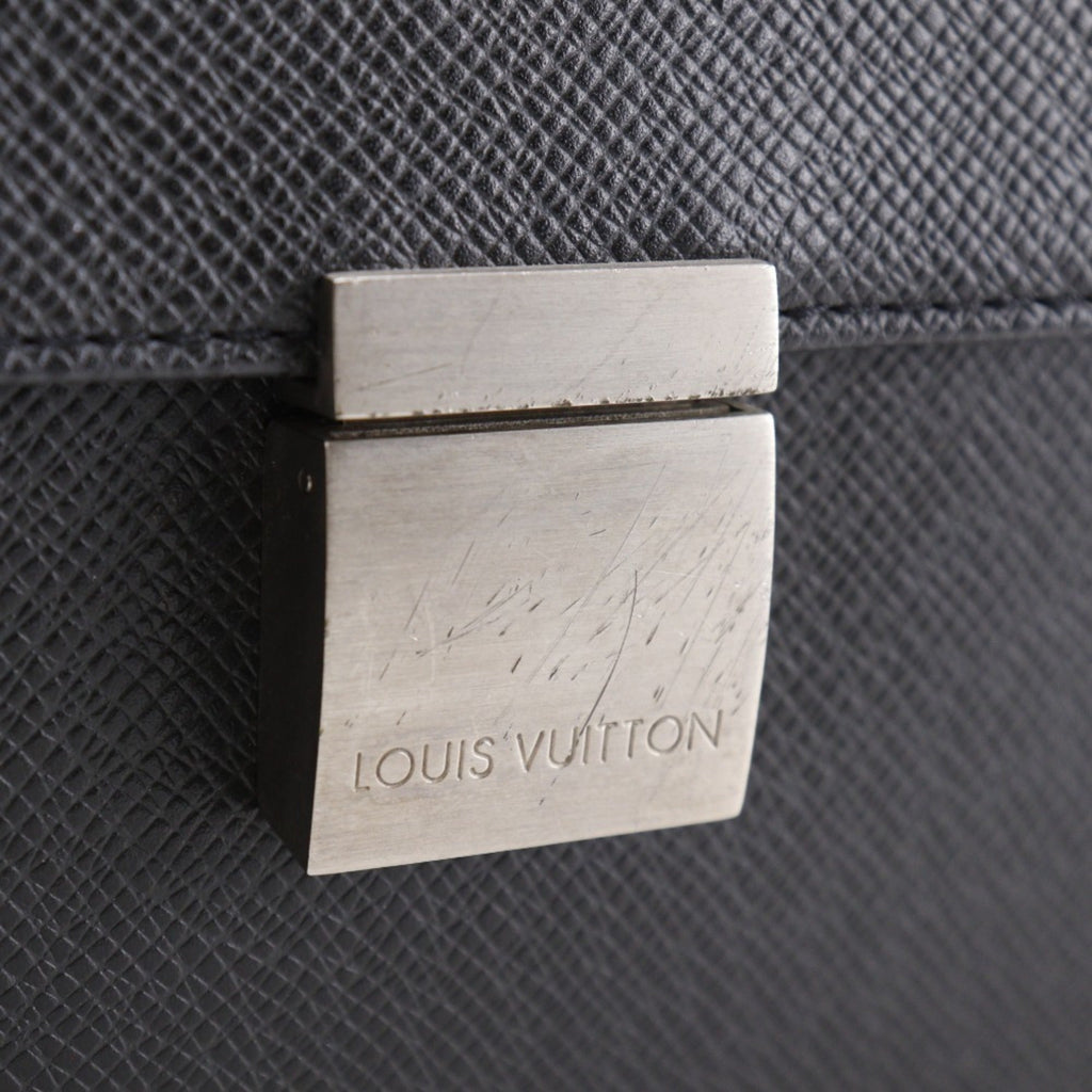 Louis Vuitton Taiga Ardoise Black Taiga Leather Pochette (Pre-Owned)