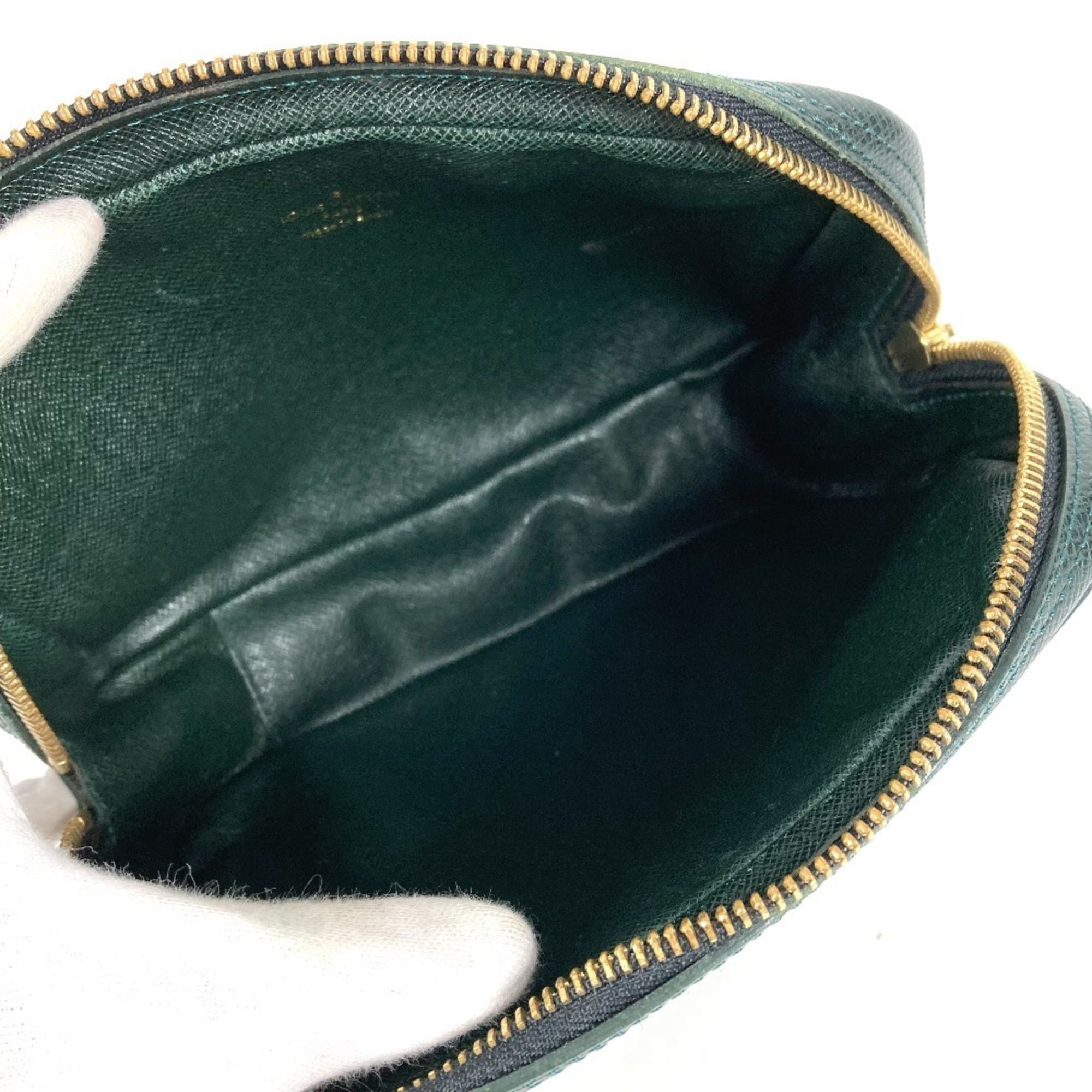 Louis Vuitton Taiga Episea Green Taiga Leather Clutch Bag (Pre-Owned)