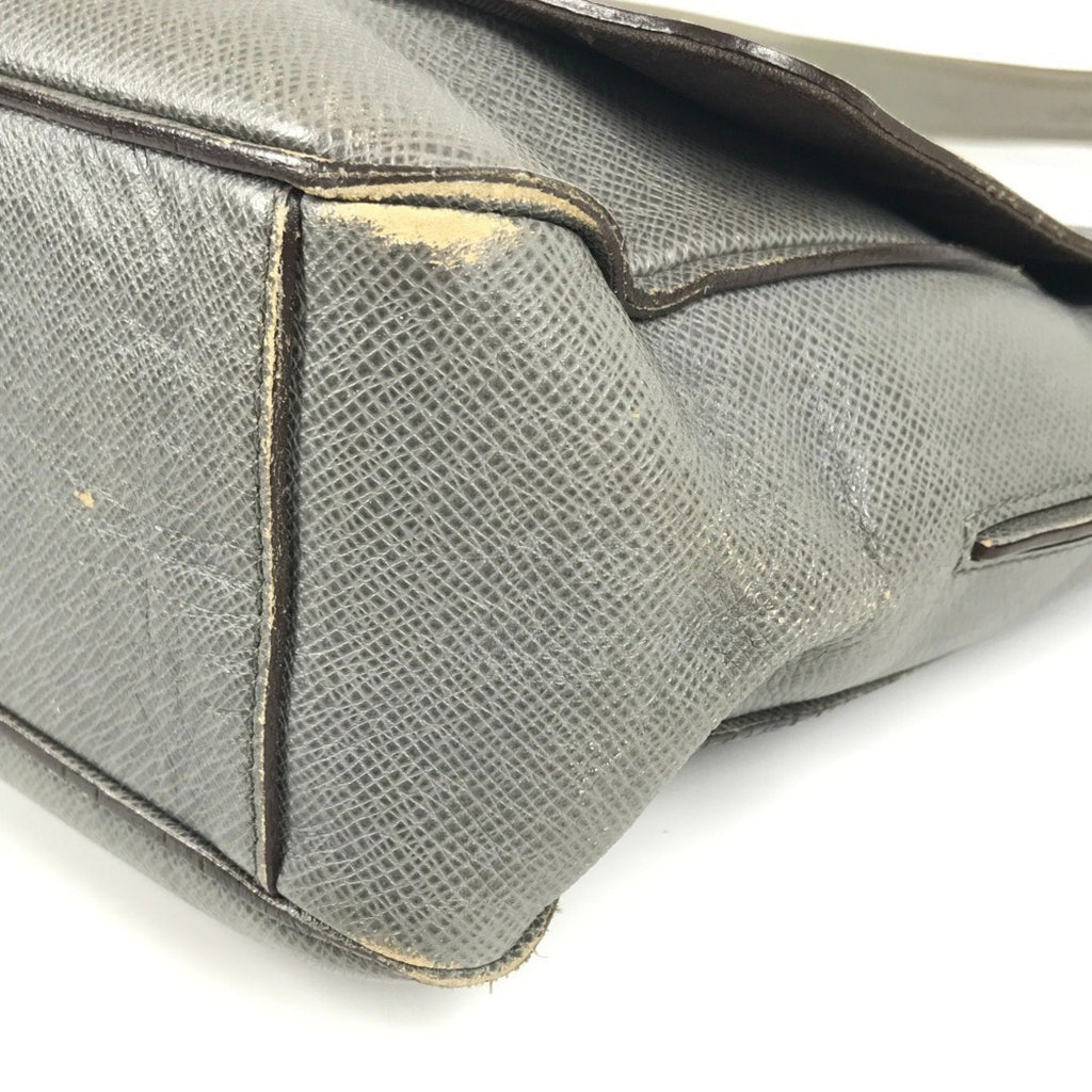 Louis Vuitton Glacier Gray Taiga Leather Messenger Bag Shoulder Bag (Pre-Owned)