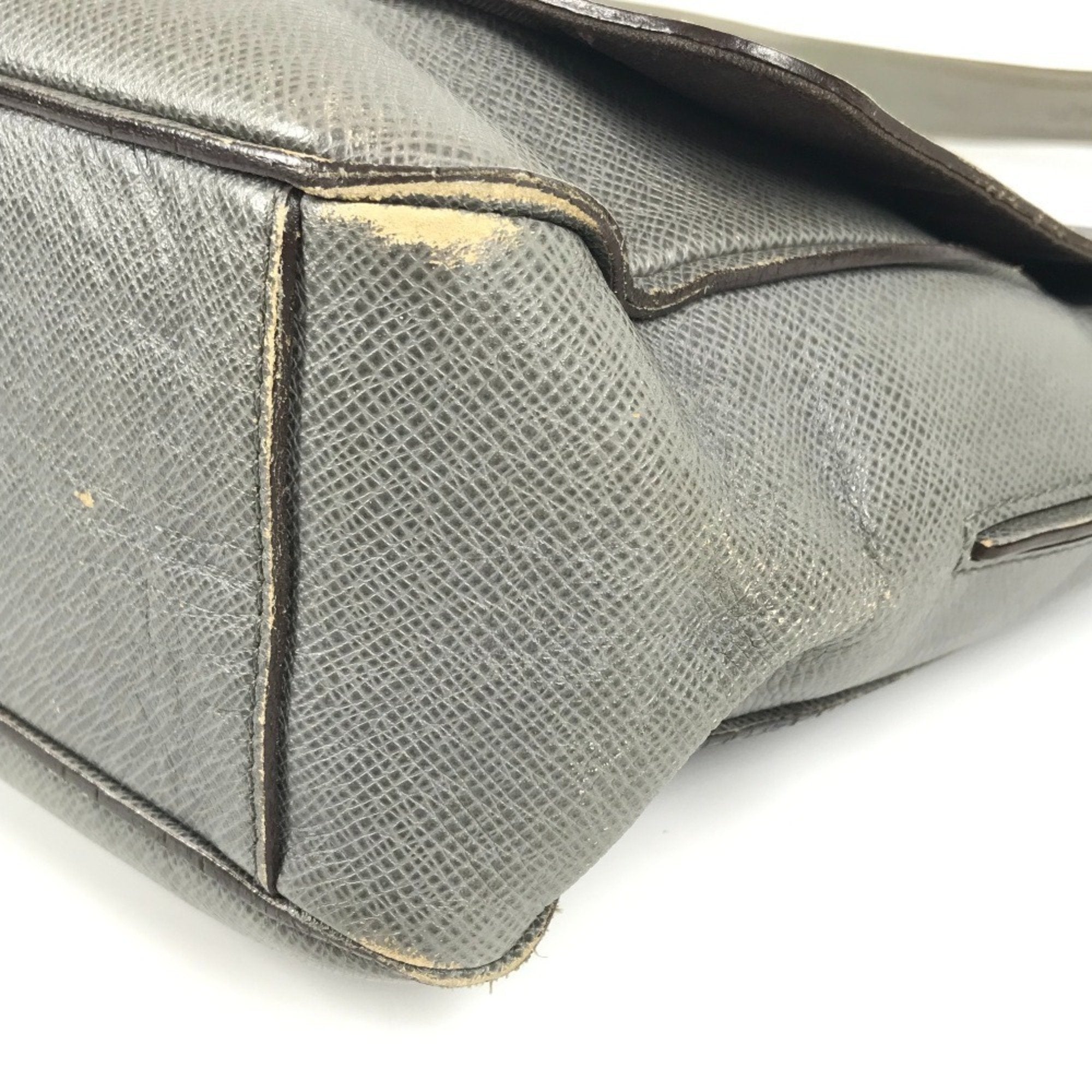 Louis Vuitton Glacier Gray Taiga Leather Messenger Bag Shoulder Bag (Pre-Owned)