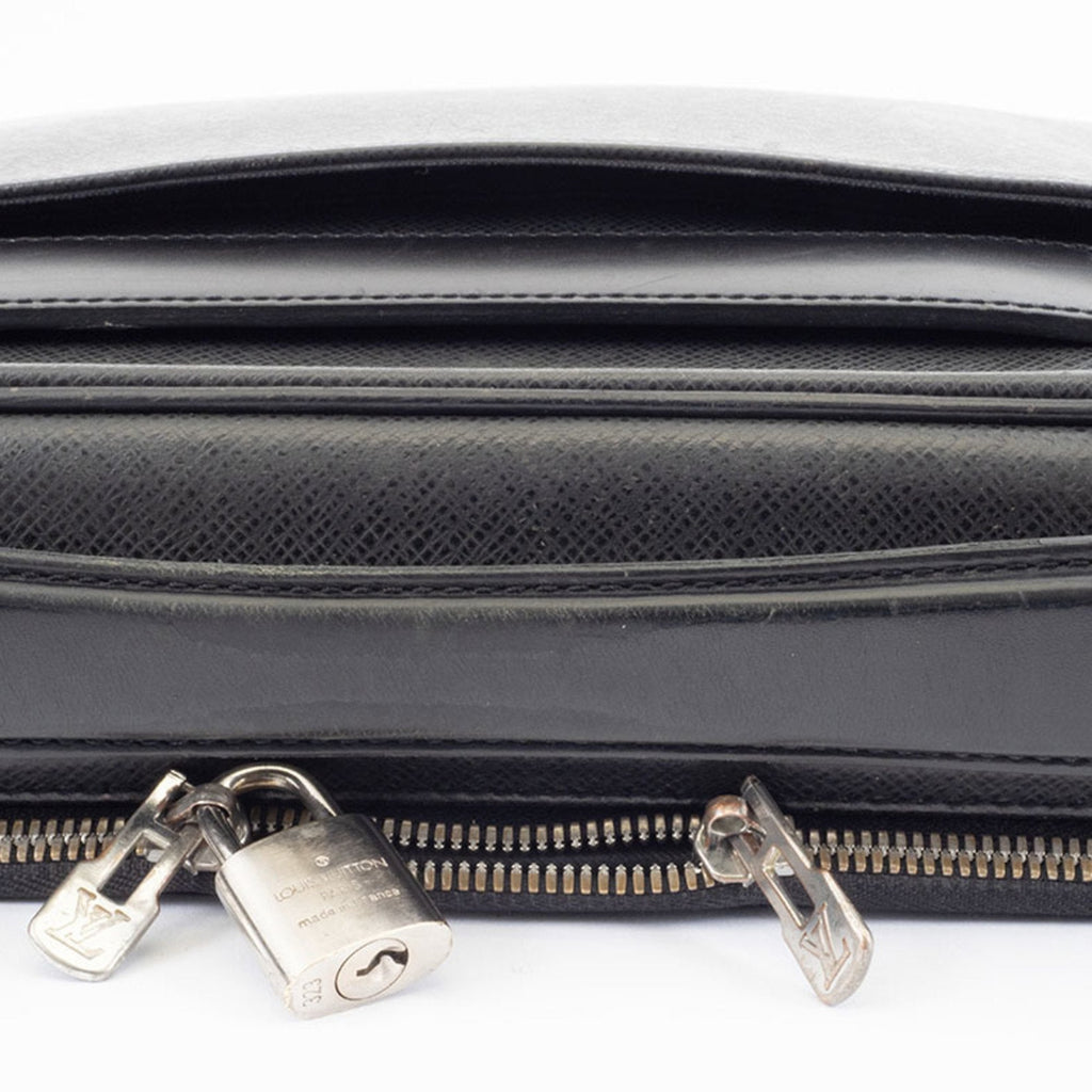 Louis Vuitton Ardoise Taiga Leather Shoulder Bag (Pre-Owned)