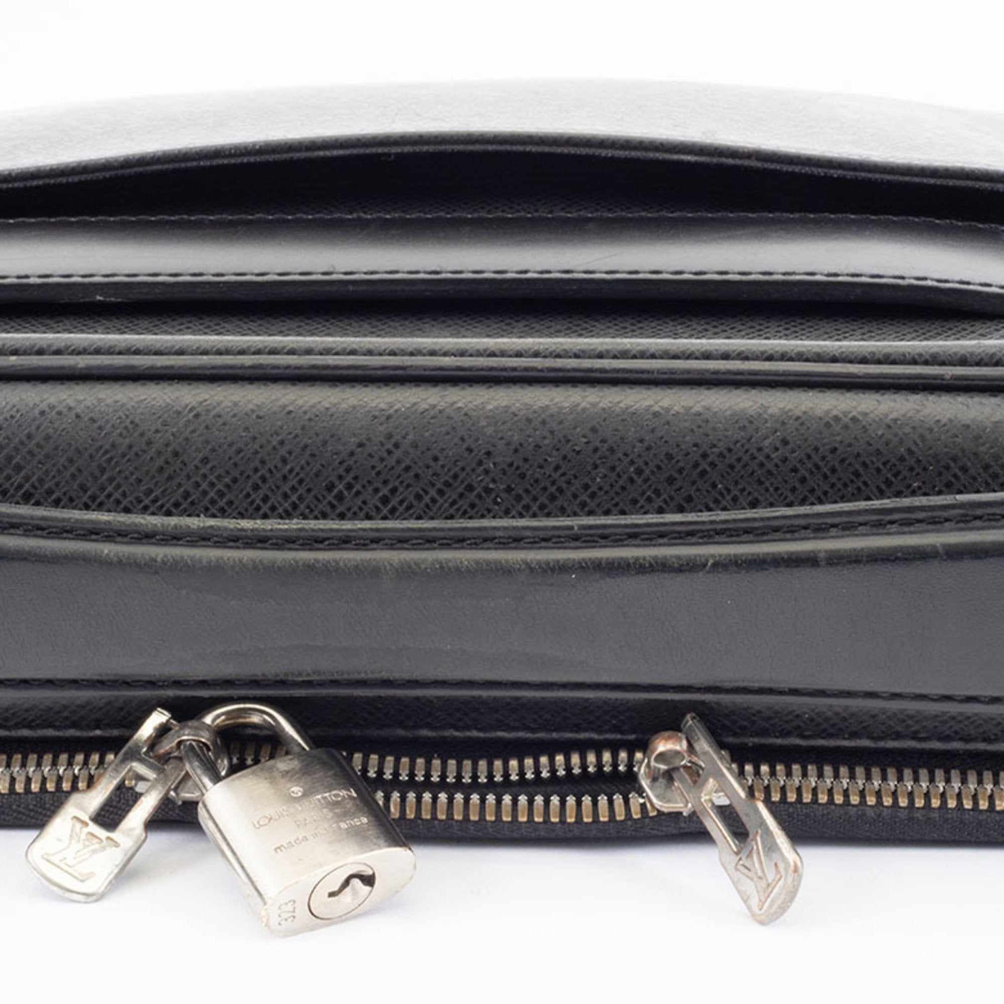 Louis Vuitton Ardoise Taiga Leather Shoulder Bag (Pre-Owned)