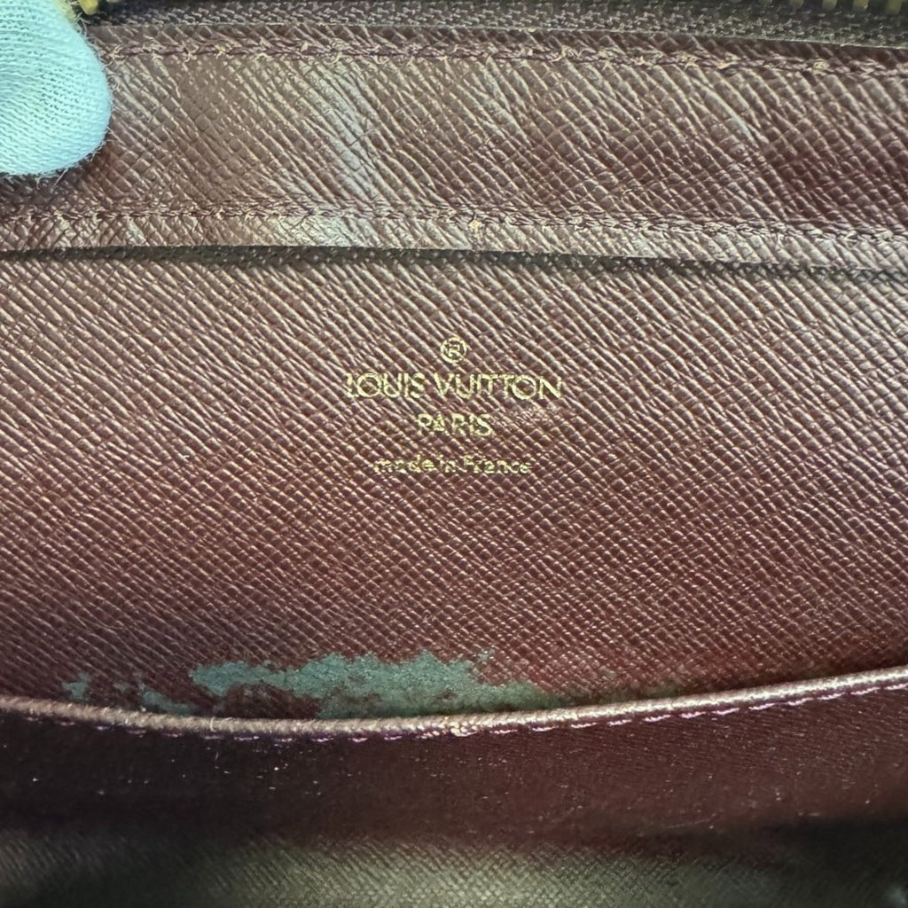 Louis Vuitton Wine Taiga Leather Clutch Bag (Pre-Owned)