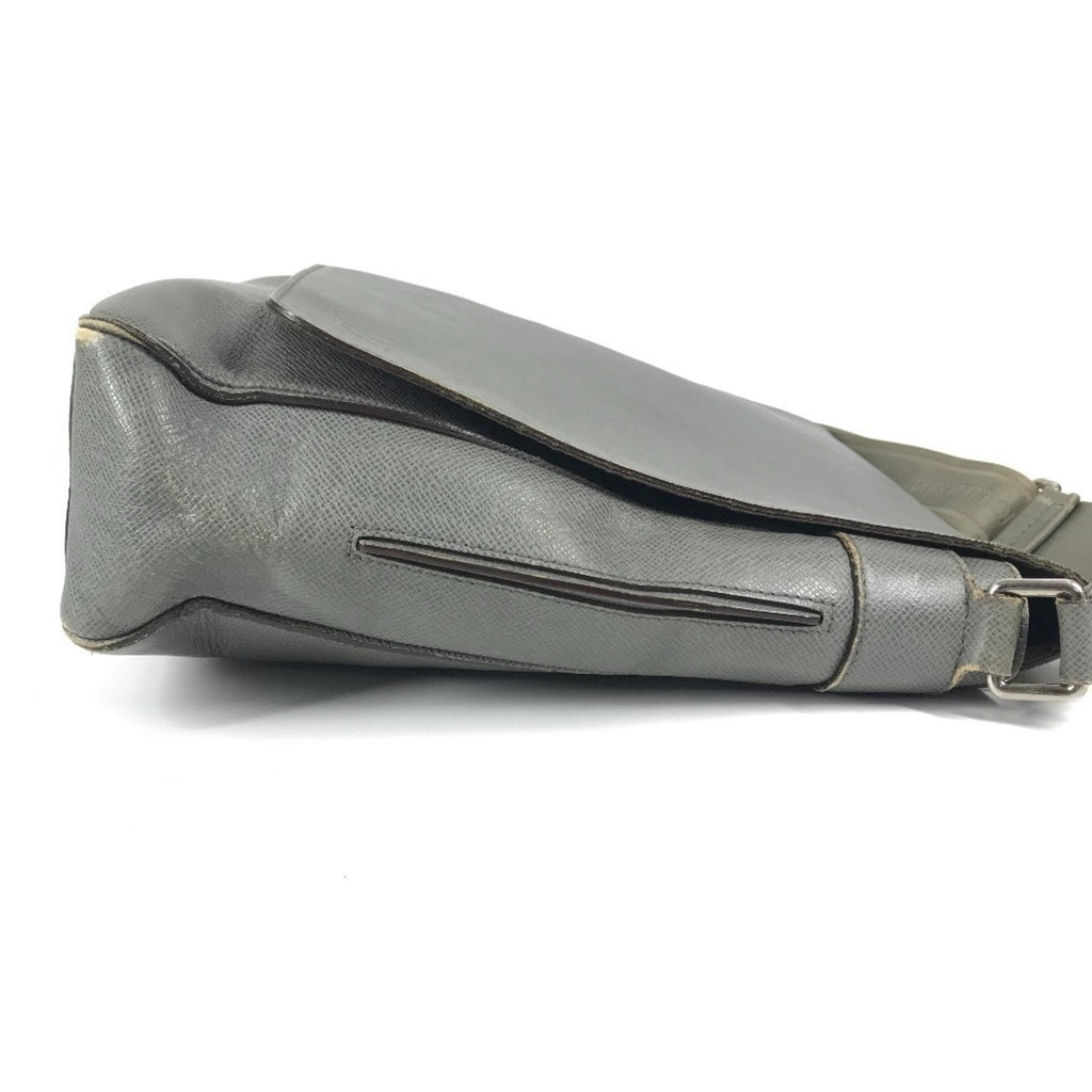Louis Vuitton Glacier Gray Taiga Leather Messenger Bag Shoulder Bag (Pre-Owned)