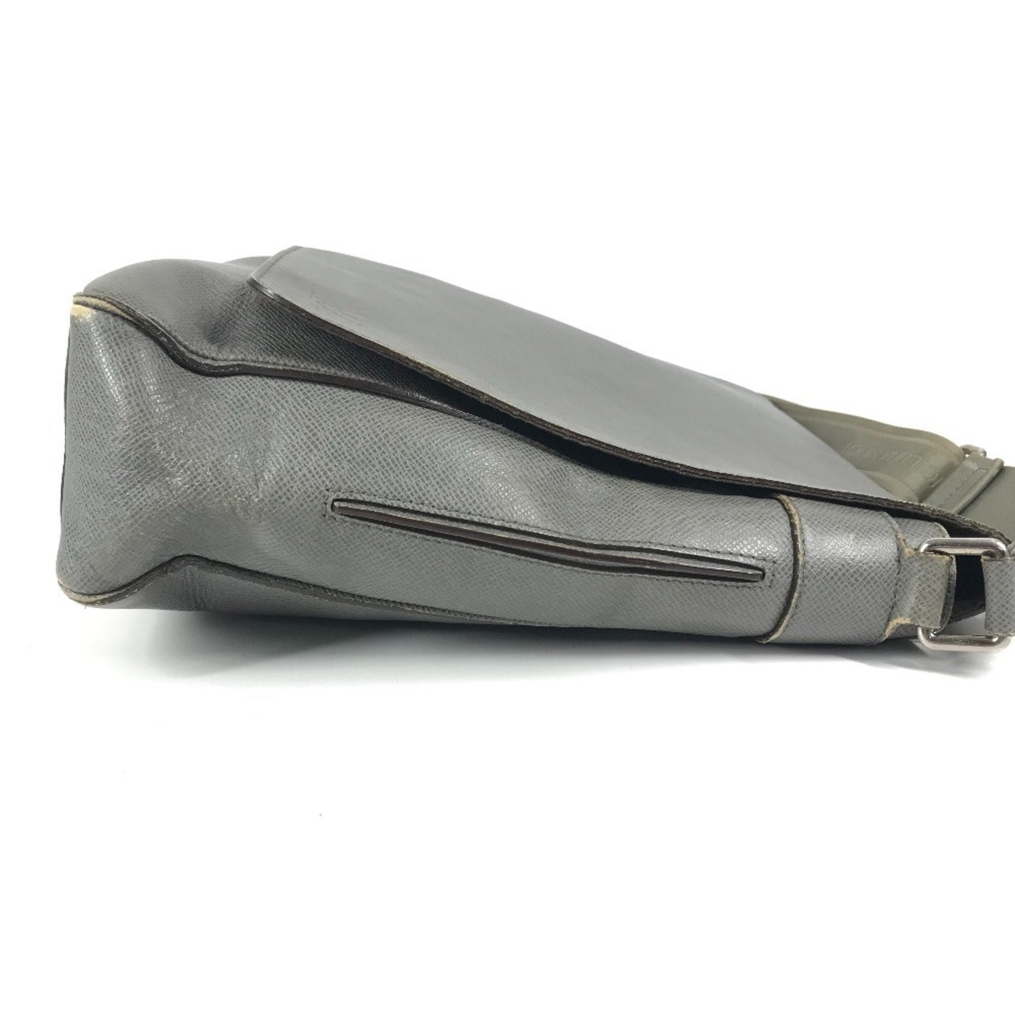 Louis Vuitton Glacier Gray Taiga Leather Messenger Bag Shoulder Bag (Pre-Owned)