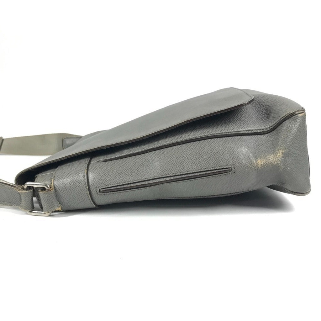 Louis Vuitton Glacier Gray Taiga Leather Messenger Bag Shoulder Bag (Pre-Owned)