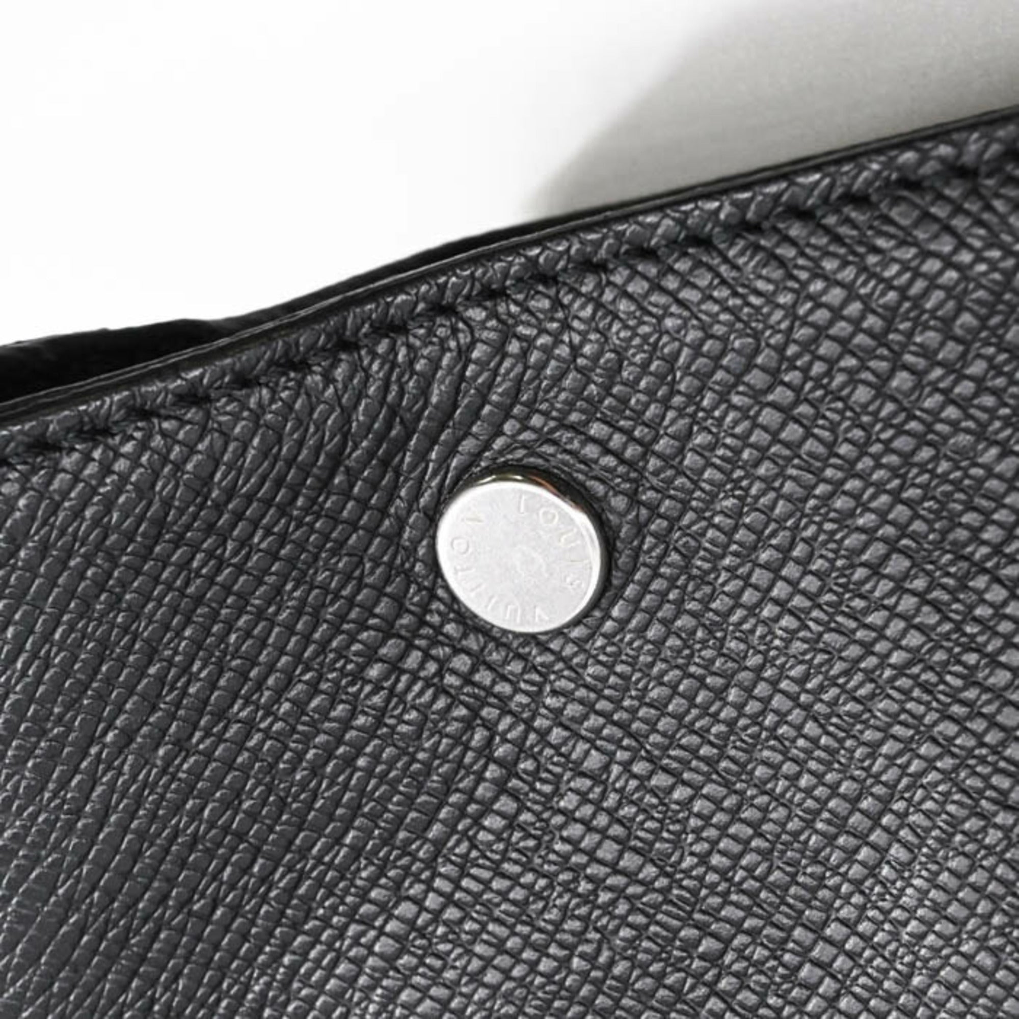 Louis Vuitton Black Noir Taigarama Handbag Shoulder Bag Tote Bag (Pre-Owned)