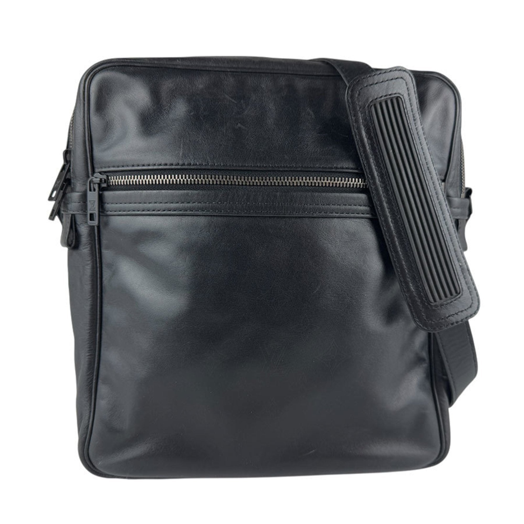 Louis Vuitton Noir Shoulder Bag (Pre-Owned)