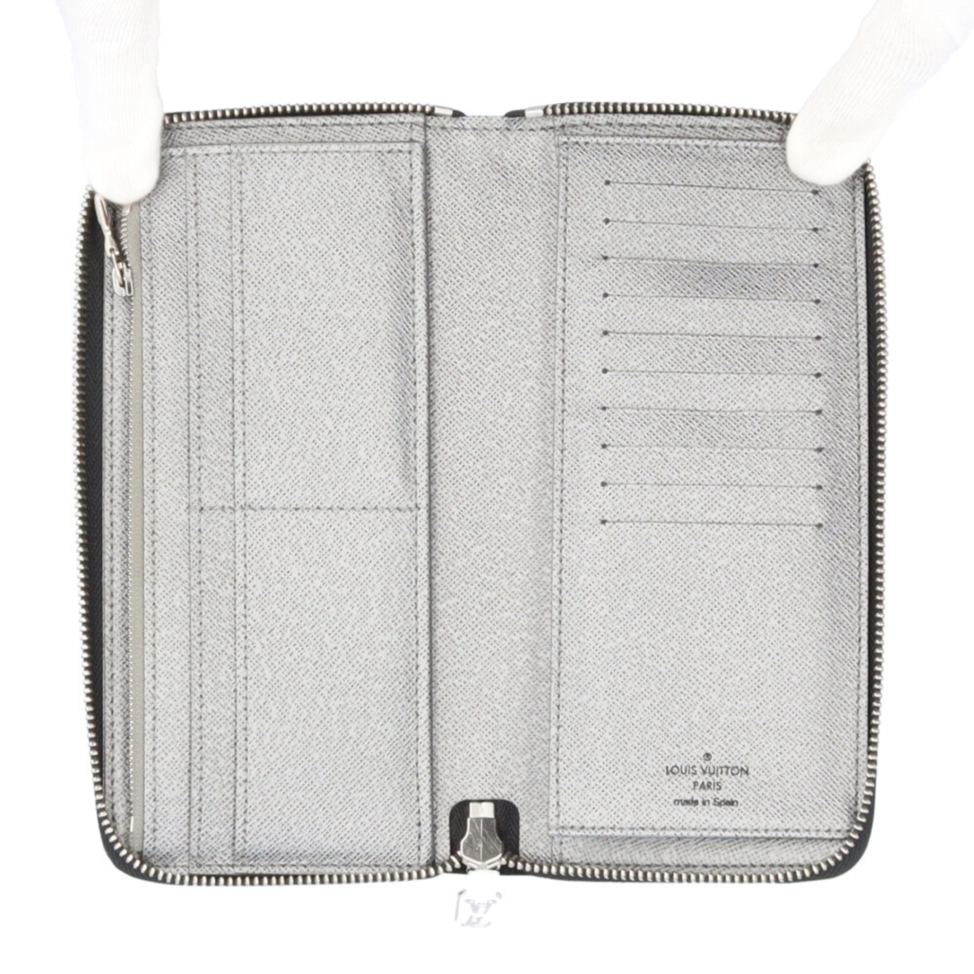 Louis Vuitton Silver Taiga Leather Leather Long Wallet (Bi-Fold) (Pre-Owned)