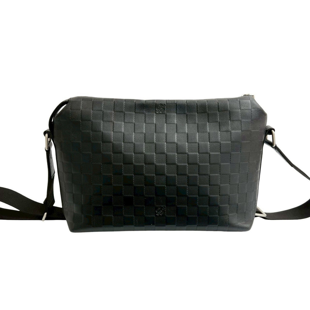 Louis Vuitton Black Leather Shoulder Bag (Pre-Owned)