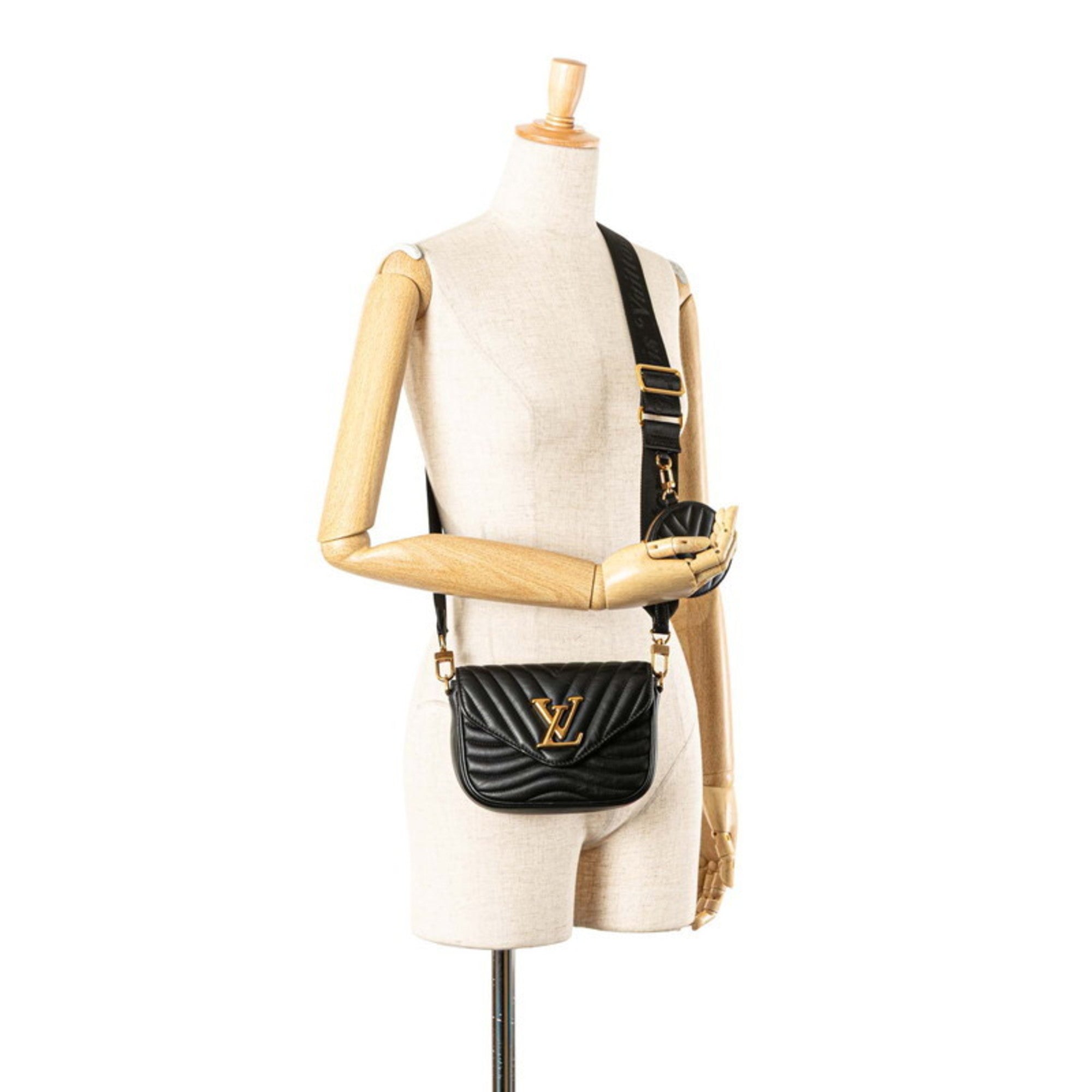 Louis Vuitton Black Noir Leather Pochette Shoulder Bag (Pre-Owned)