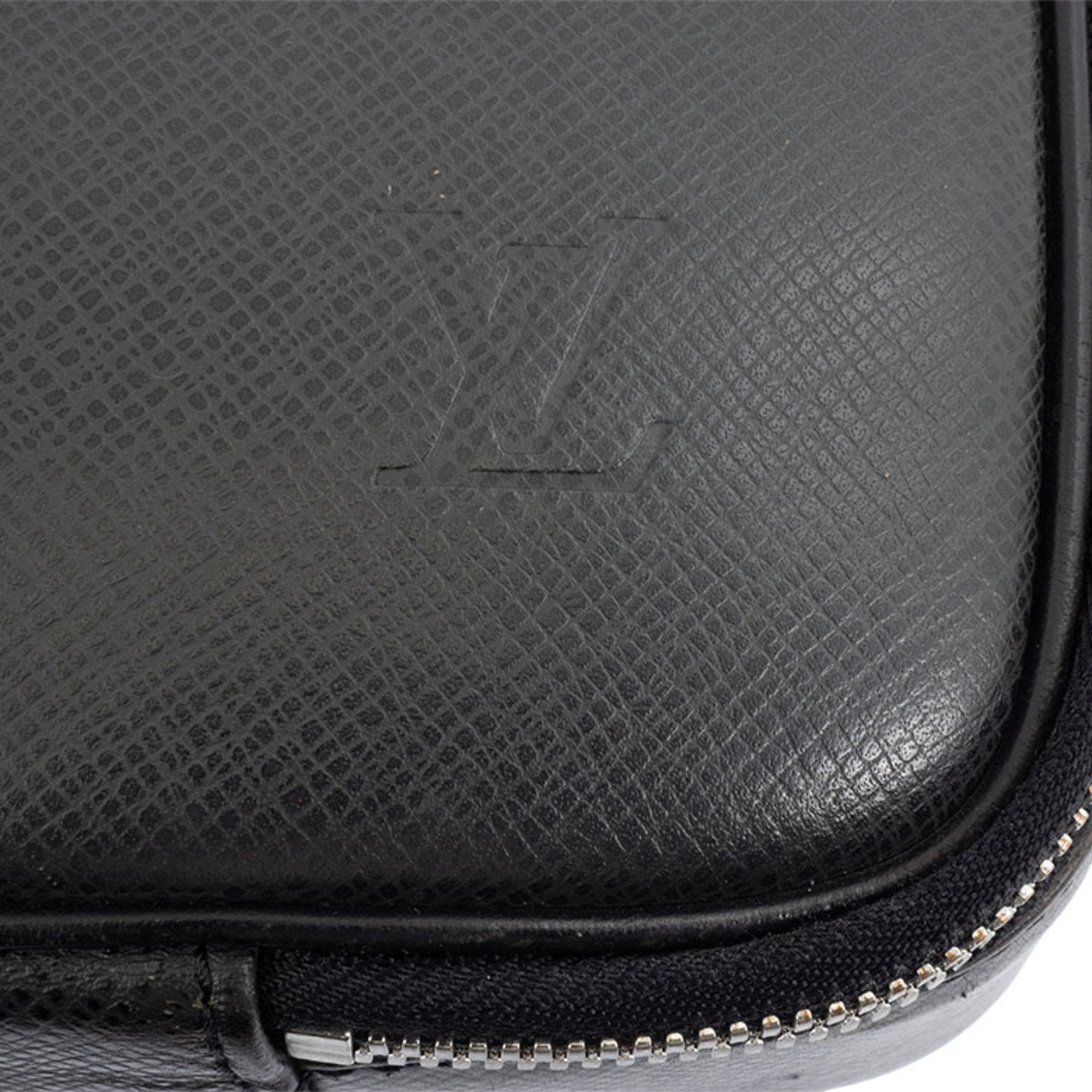 Louis Vuitton Ardoise Taiga Leather Shoulder Bag (Pre-Owned)