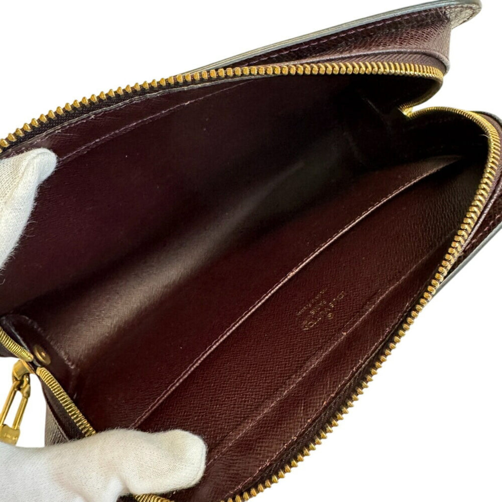Louis Vuitton Wine Taiga Leather Clutch Bag (Pre-Owned)