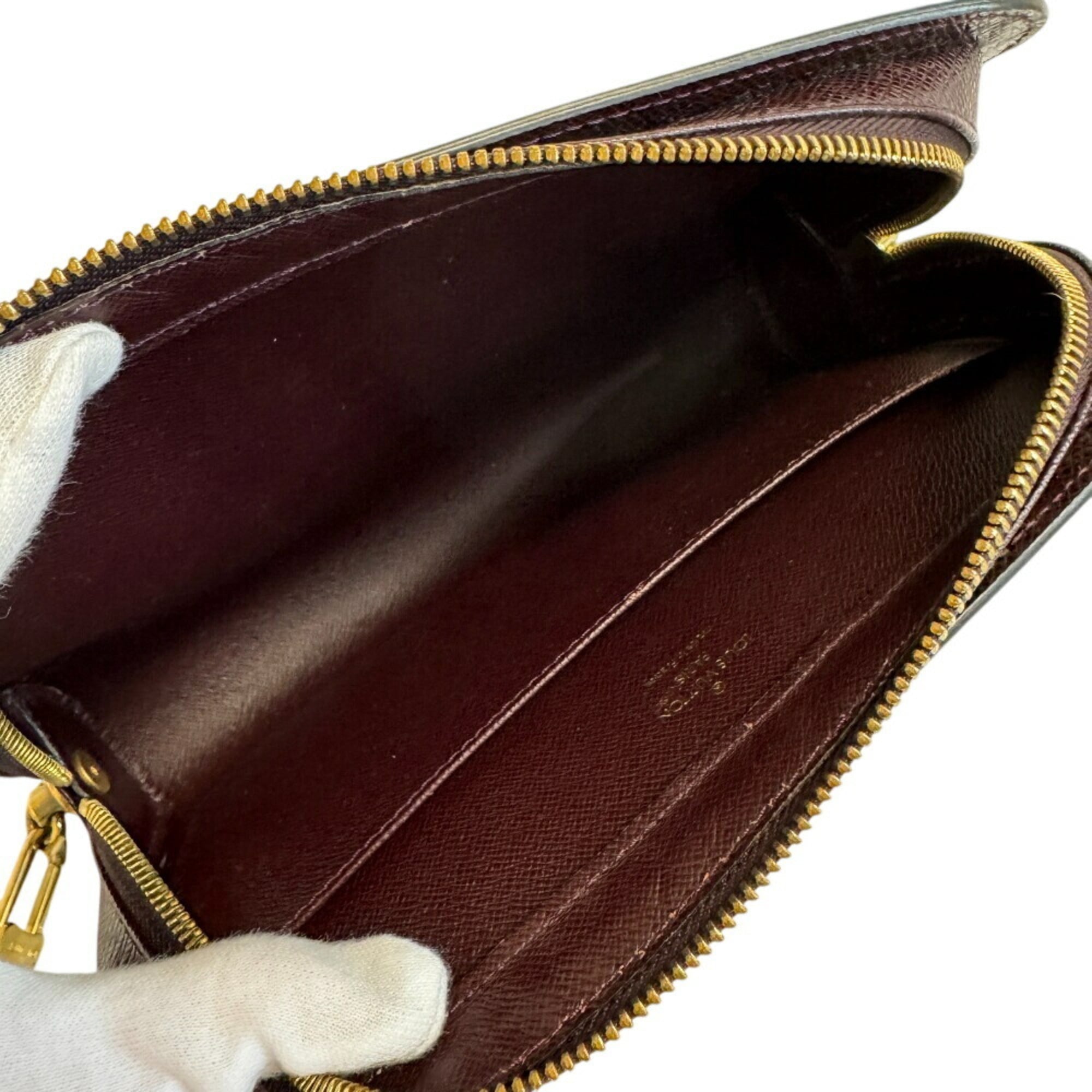 Louis Vuitton Wine Taiga Leather Clutch Bag (Pre-Owned)