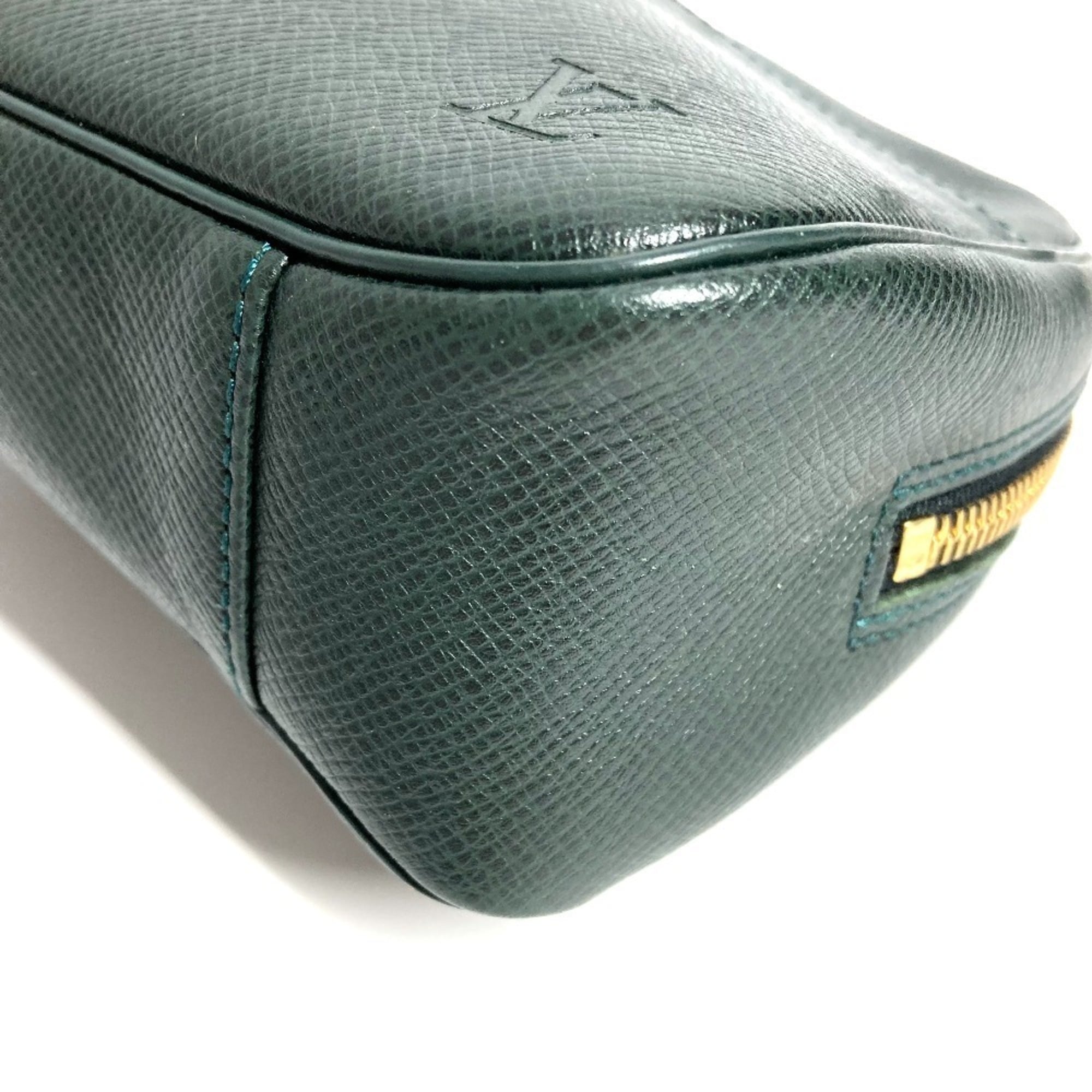 Louis Vuitton Taiga Episea Green Taiga Leather Clutch Bag (Pre-Owned)