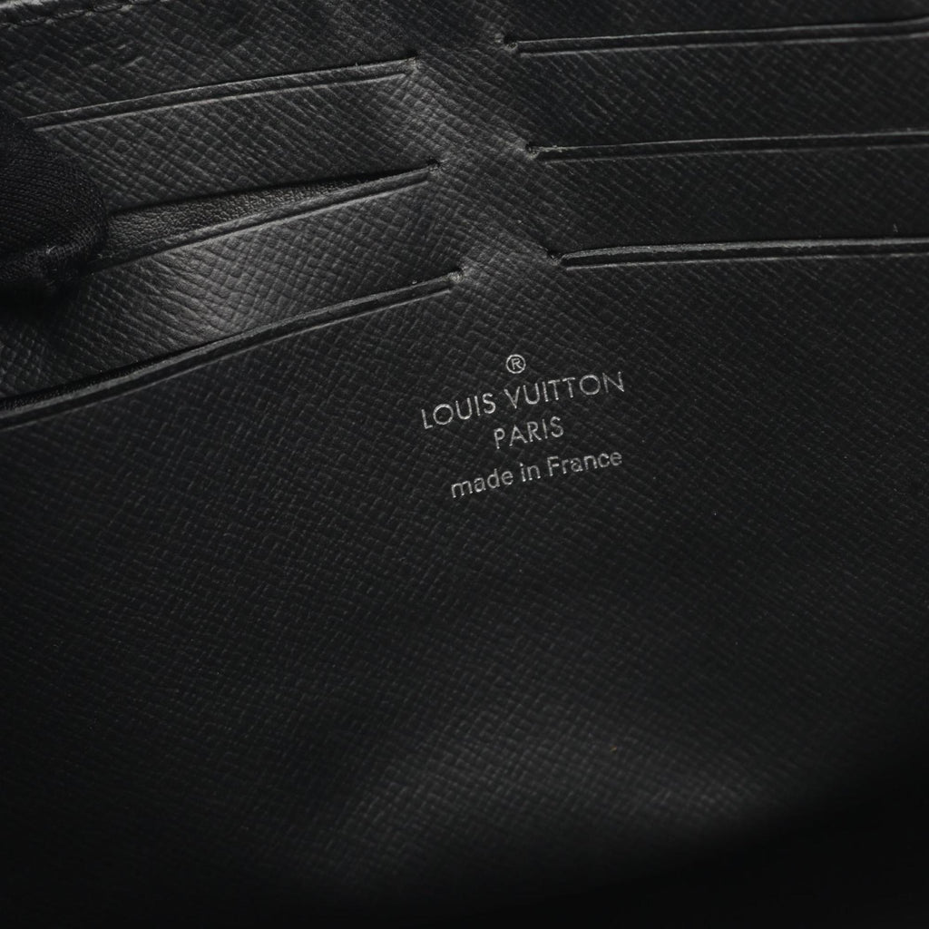Louis Vuitton Taiga Black Taiga Leather Clutch Bag Pochette (Pre-Owned)