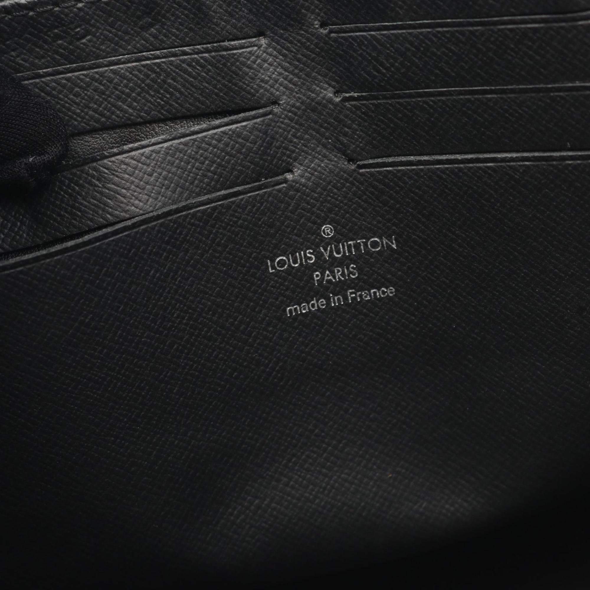 Louis Vuitton Taiga Black Taiga Leather Clutch Bag Pochette (Pre-Owned)