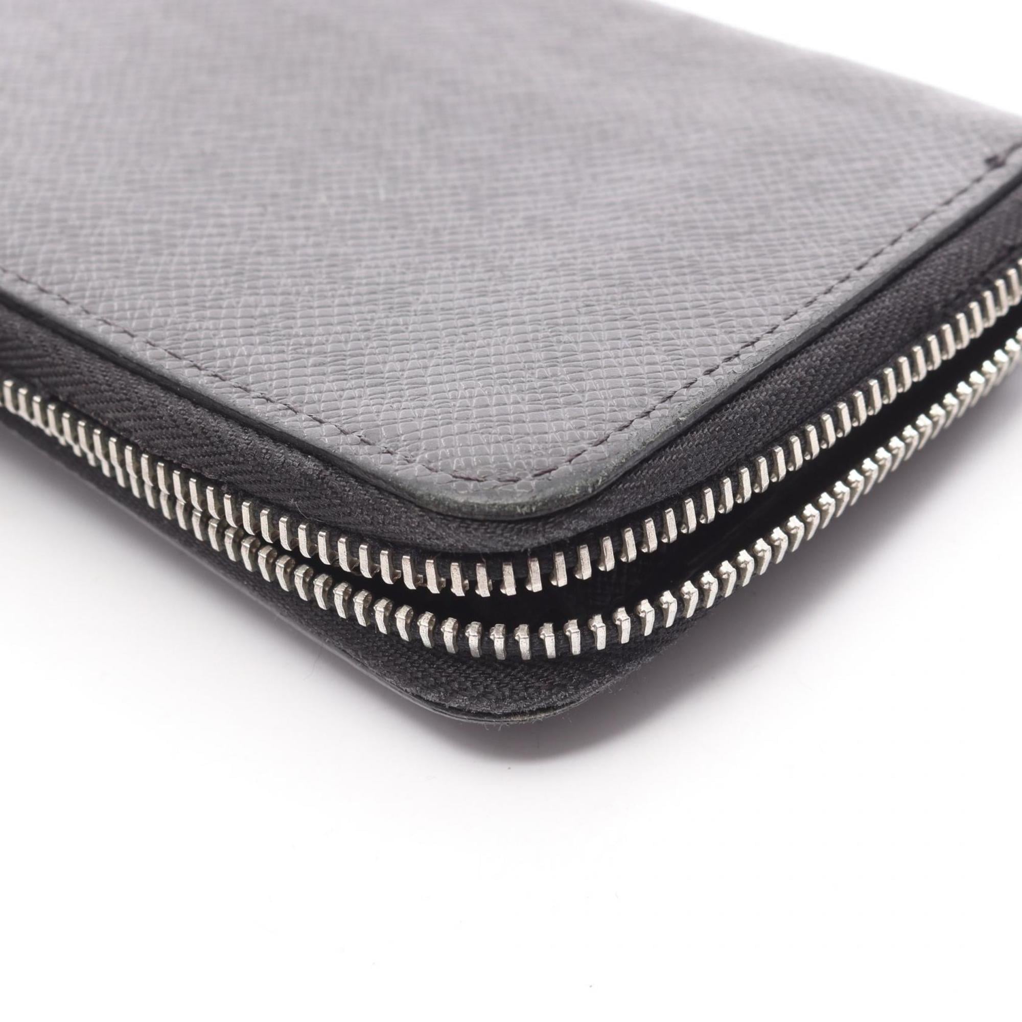 Louis Vuitton Taiga Black Taiga Leather Long Wallet (Bi-Fold) (Pre-Owned)