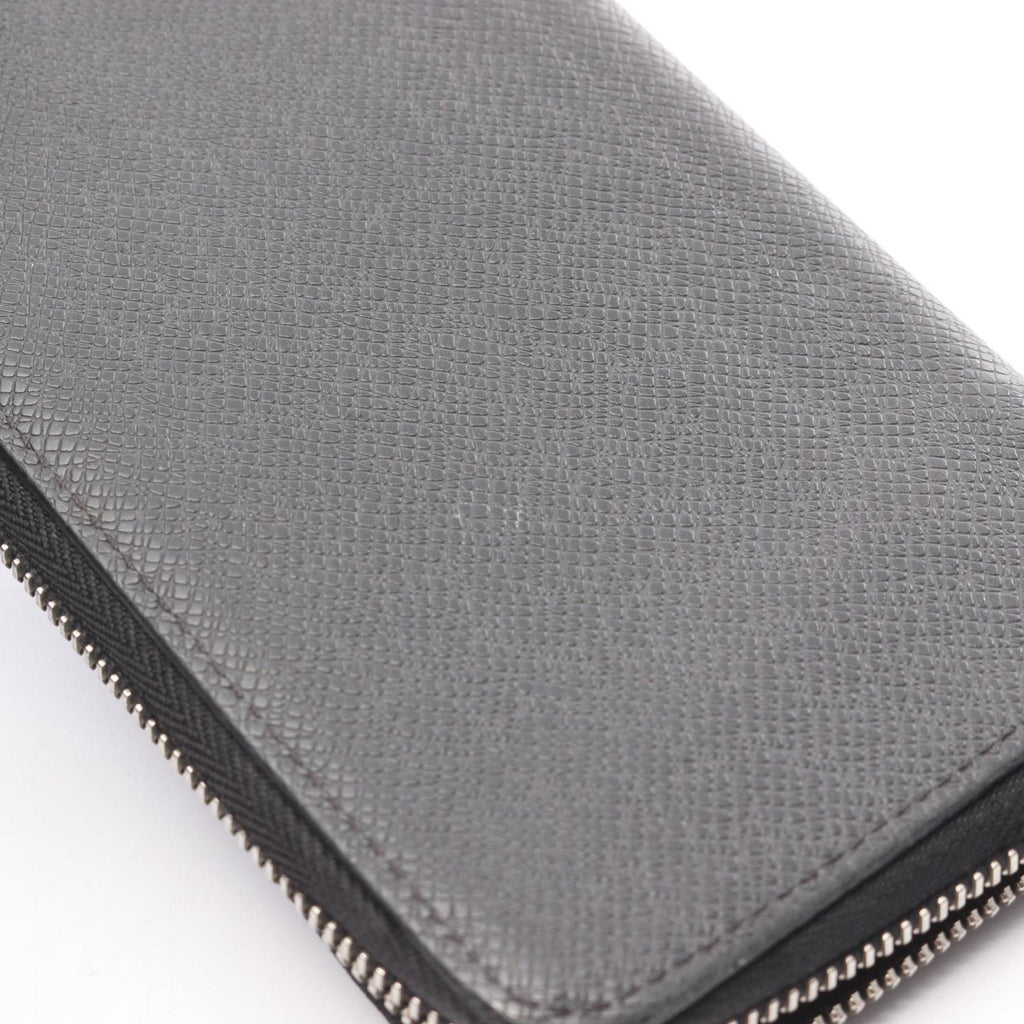 Louis Vuitton Taiga Black Taiga Leather Long Wallet (Bi-Fold) (Pre-Owned)