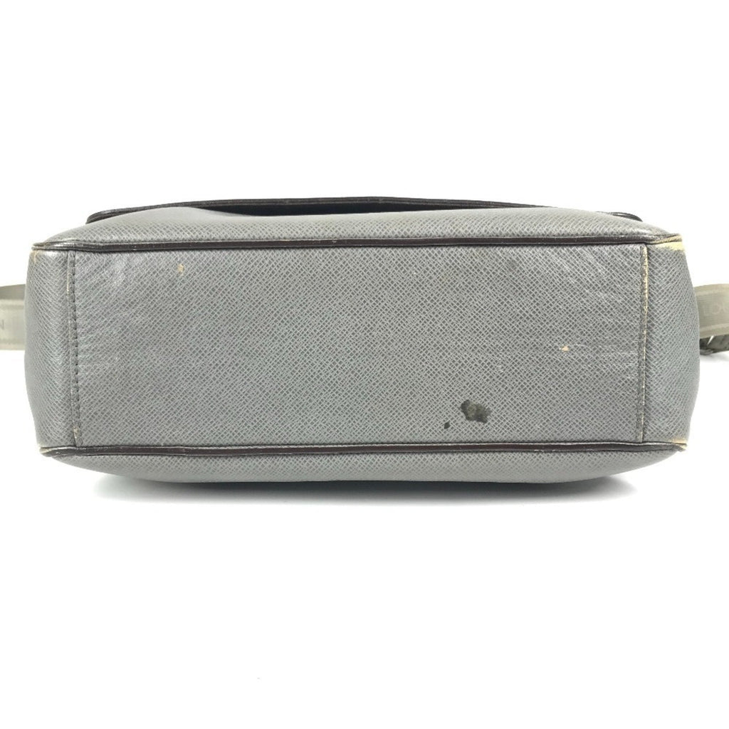 Louis Vuitton Glacier Gray Taiga Leather Messenger Bag Shoulder Bag (Pre-Owned)