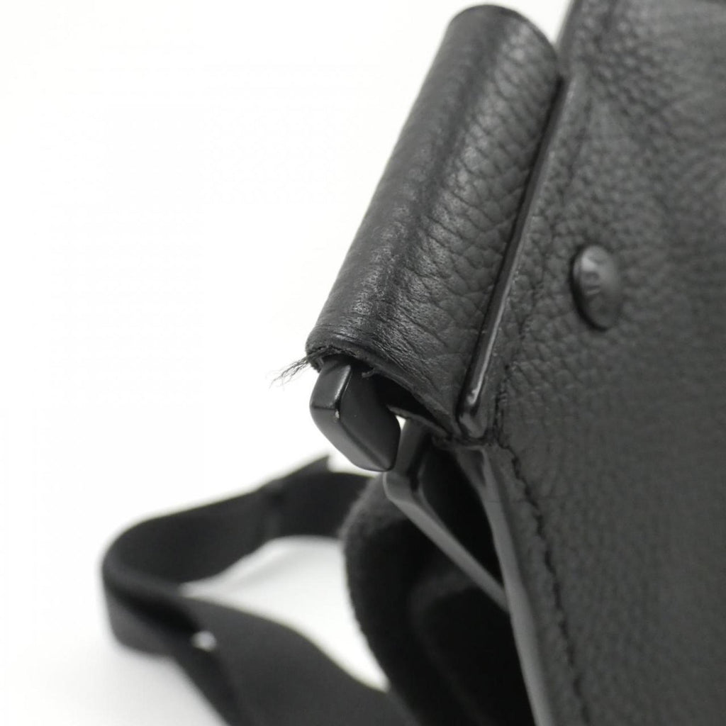 Louis Vuitton Black Leather Shoulder Bag (Pre-Owned)