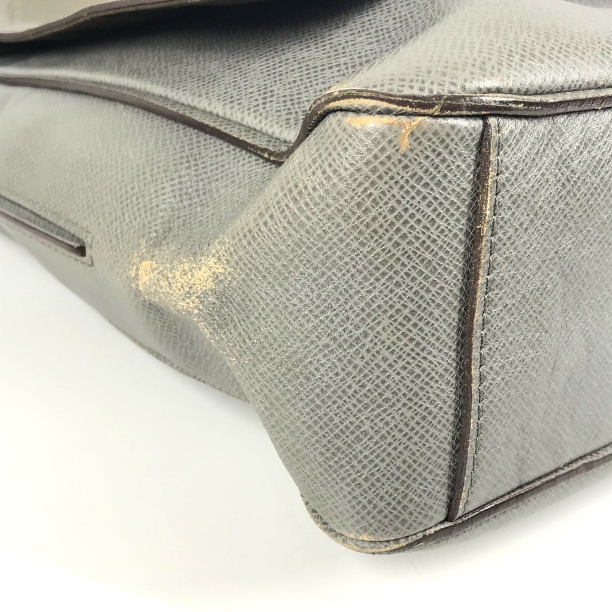 Louis Vuitton Glacier Gray Taiga Leather Messenger Bag Shoulder Bag (Pre-Owned)