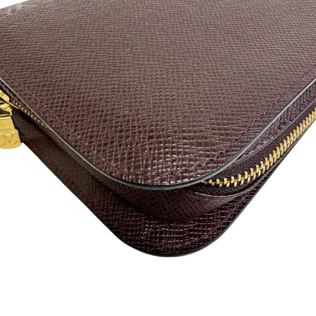 Louis Vuitton Wine Taiga Leather Clutch Bag (Pre-Owned)