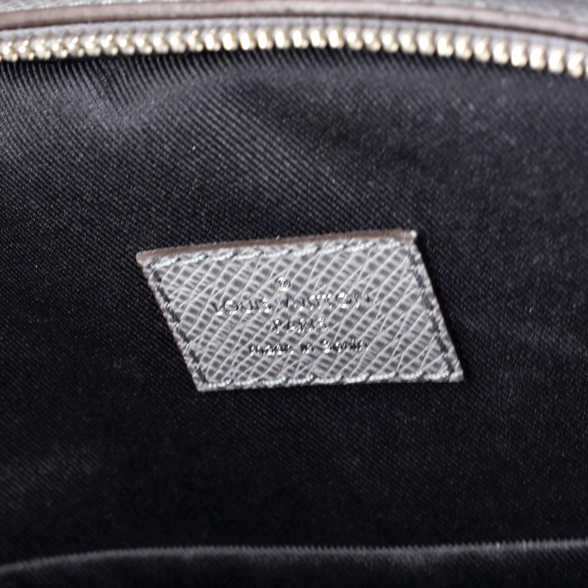 Avenue Sling Bag NM Taiga Leather