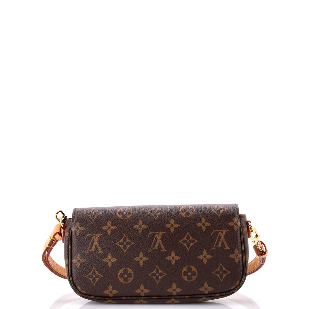 Ivy Wallet on Chain Monogram Canvas