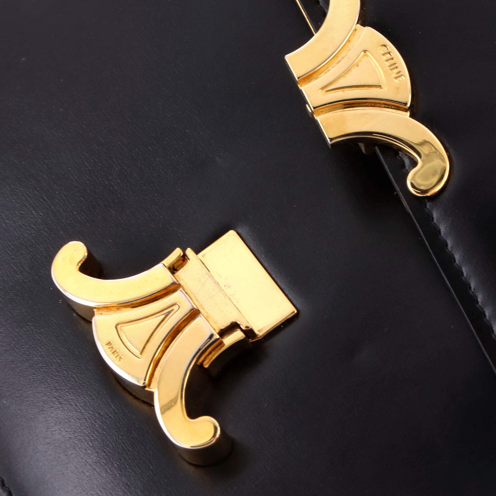 Triomphe Shoulder Bag Smooth Calfskin Medium
