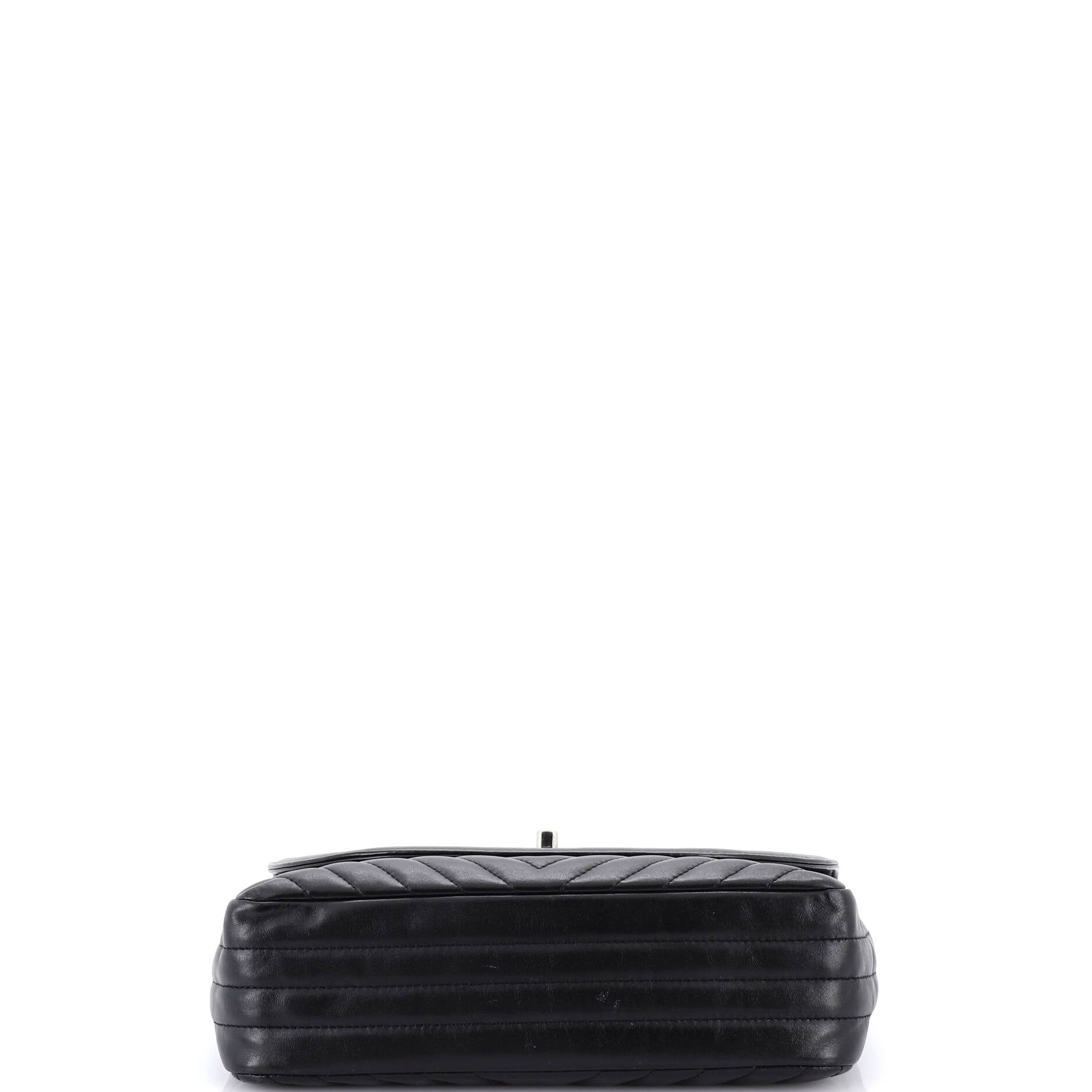 Round CC Chain Flap Bag Chevron Lambskin Medium