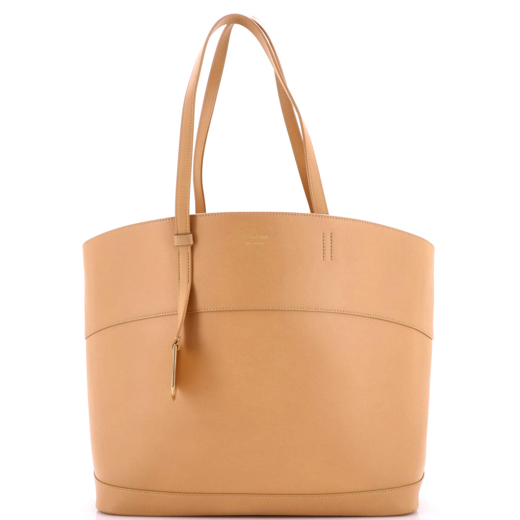 Charming Tote Leather Medium