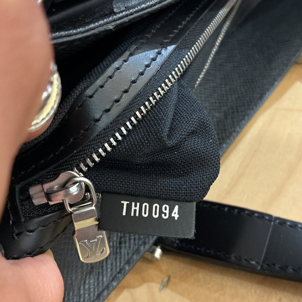 Kasbek Handbag Taiga Leather PM