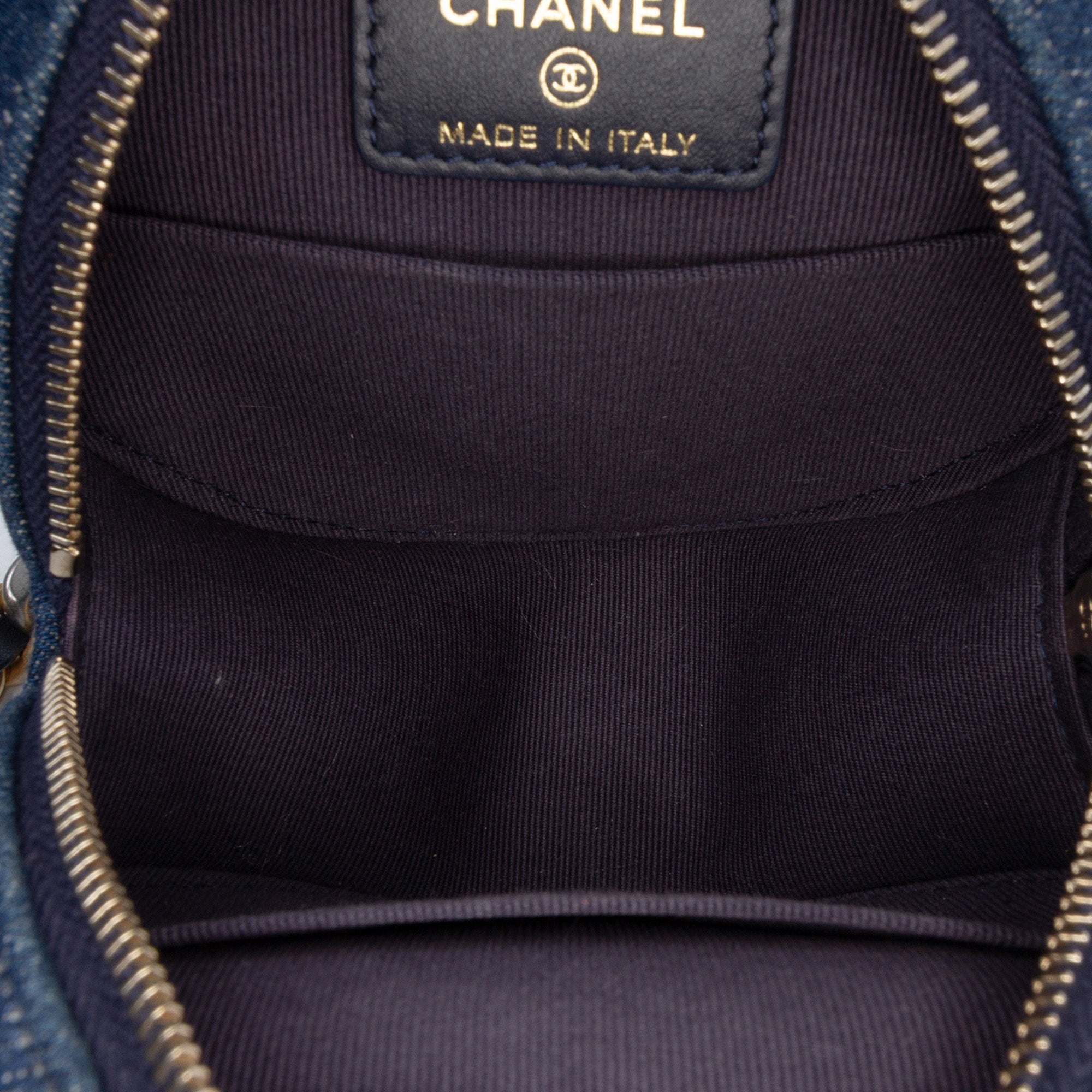 19 Round Clutch with Chain Quilted Denim