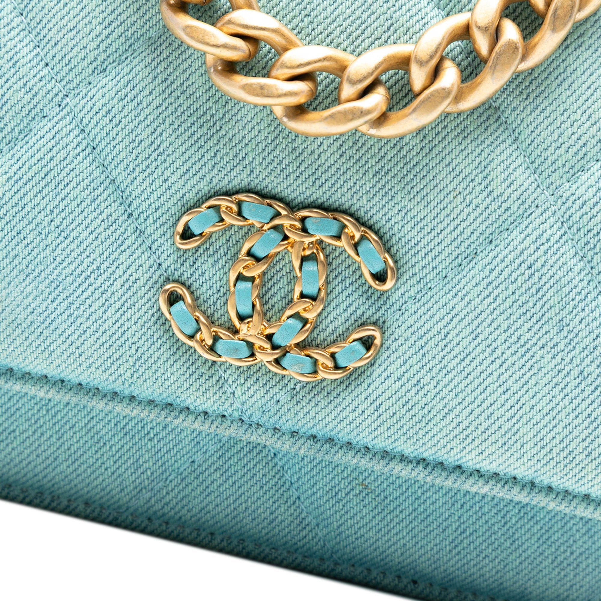 19 Wallet on Chain Quilted Denim